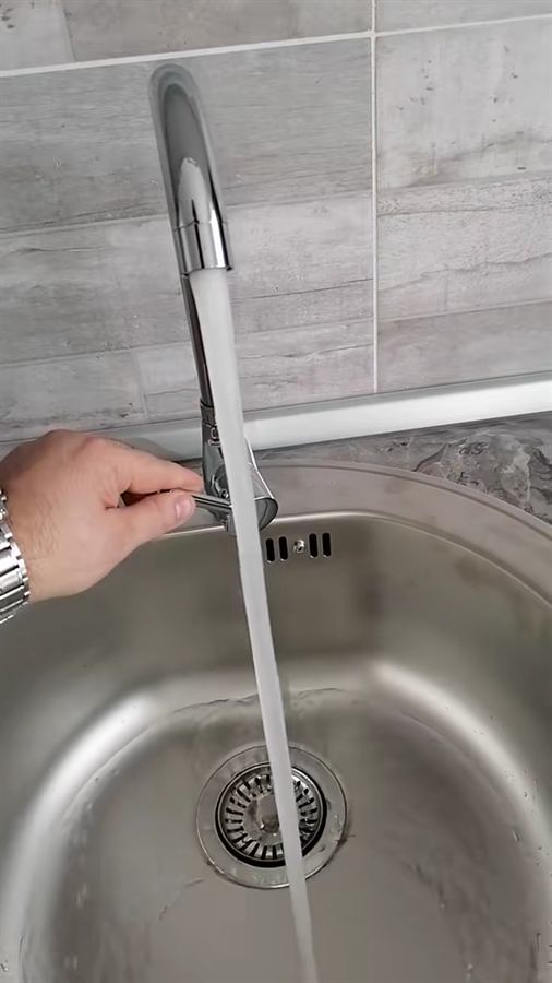 Baterie cromată de bucătărie, verificată cu apa pornită