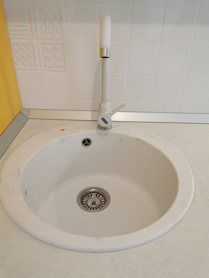 Chiuvetă rotundă de bucătărie cu baterie albă, montaj finalizat