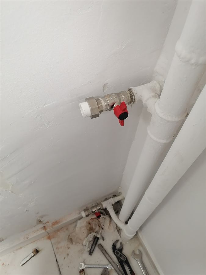 Robinet de trecere din alamă montat pe coloana de apă, sub tavan