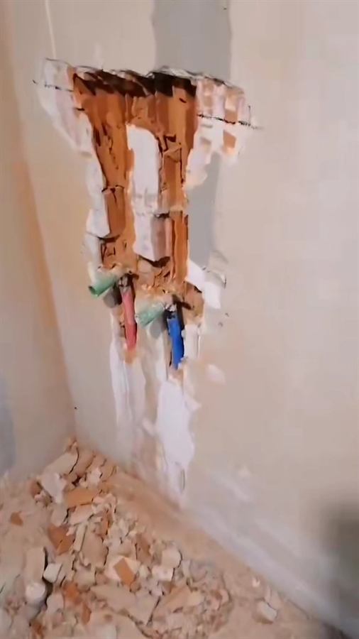 Perete spart până la cărămidă, cu țevi trase prin șliț