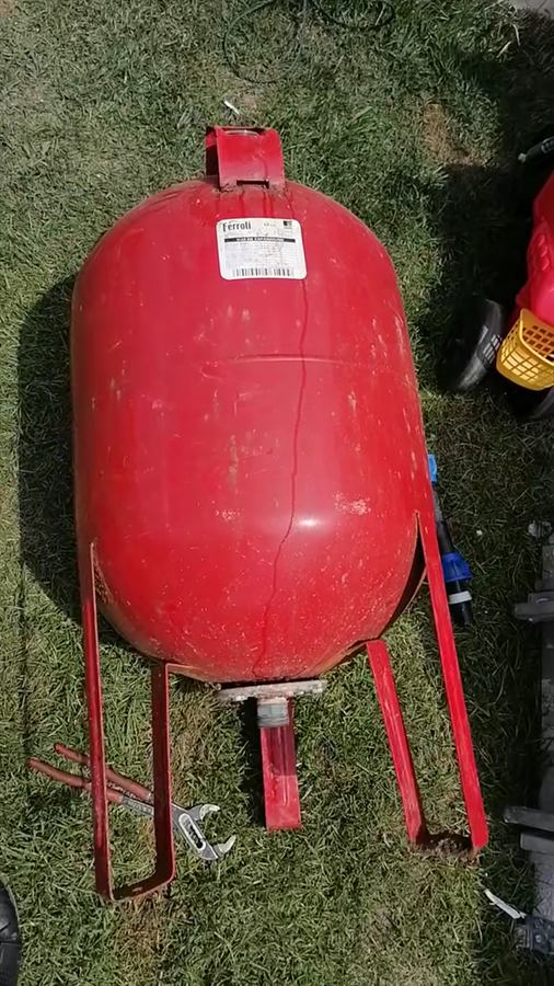 Vas de expansiune roșu demontat, pregătit pentru înlocuire